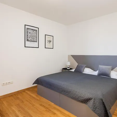 Lasta - Private Parking X2 Apartment